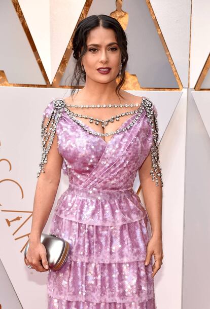 Salma Hayek no tapete vermelho do Oscar. Atriz inaugura lista de 'looks' polêmicos, segundo já comentam internautas no Twitter.