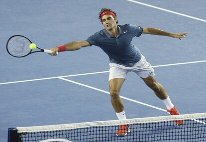 El tenista suizo Roger Federer golpea la bola durante el partido de semifinales del Abierto de Australia.