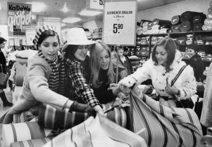 Clientas comprando en las rebajas de invierno de 1969.