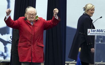 Jean-Marie Le Pen y su hija Marine en una celebraci&oacute;n del Frente Nacional el pasado 1 de mayo.