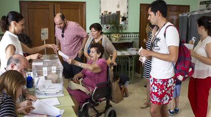 Votantes en un colegio electoral de Málaga.