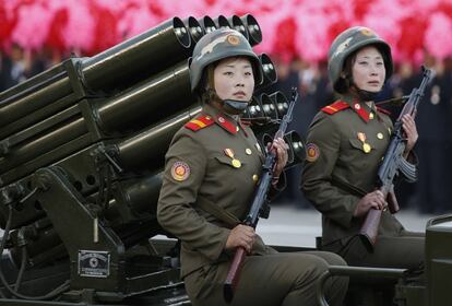 Dos soldados cargan con sus fusiles en el desfile. En el palco de autoridades también ocupó un lugar preeminente junto al "líder supremo" el jefe de propaganda chino y número 5 de la jerarquía de poder de Pekín, Liu Yunshan, que previamente mantuvo una reunión con Kim en la que ambos estrecharon los lazos bilaterales.