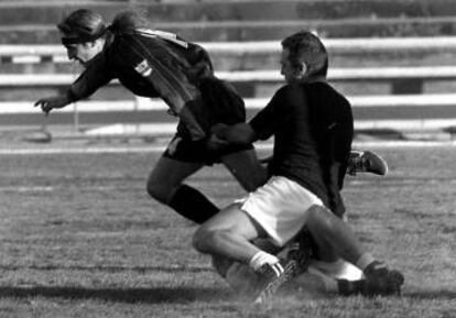 Steve Harris, del grupo Iron Maiden sortea una entrada de dos contrarios durante el partido de fútbol celebrado en el estadio Vallehermoso entre los integrantes del grupo musical y periodistas, a los que golearon, y que promocionan su nuevo disco ' Virtual XI '.