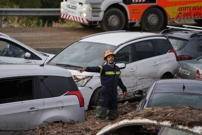 En Castilla-La Mancha, la lluvia ha anegado la carretera TO-23 (en la imagen) de acceso al polígono de Toledo en el entorno del Hospital General y numerosos vehículos han quedado atrapados y anegados.