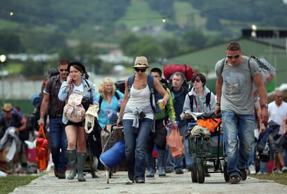 Llegada de los primeros asistentes al gran festival bristánico de Glastonbury, 26 de junio de 2013.