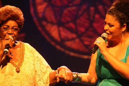 Doña Ivone Lara y Fabiana Cozza tienen una historia juntas. En la foto, las dos cantantes en un espectáculo de 2007.