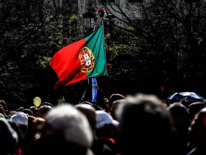 Personas se manifiestan en Lisboa.