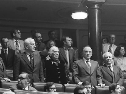 Los diputados del PCE, en pie en sus escaños en una sesión de la legislatura constituyente, en 1977. En primera fila, de izquierda a derecha, Rafael Alberti, Gregorio López Raimundo, Dolores Ibarruri 'Pasionaria', Santiago Carrillo e Ignacio Gallego.