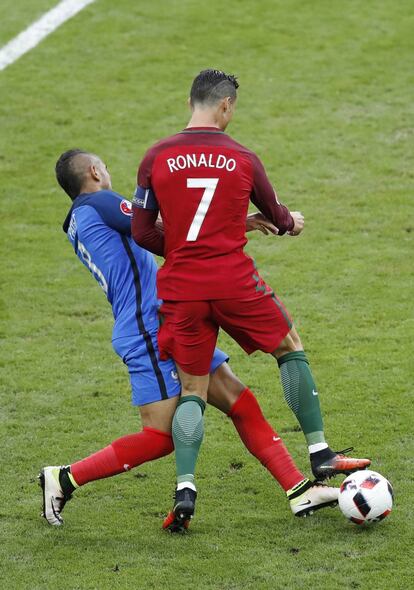 Cristiano Ronaldo, pega con su rodilla izquierda con la rodilla de Dimitri Payet.