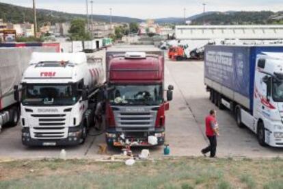 Aparcament de camions a la Jonquera.