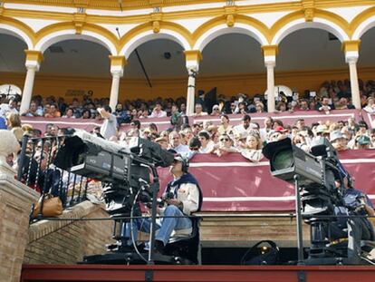 Las cámaras de televisión, en la plaza de La Maestranza.