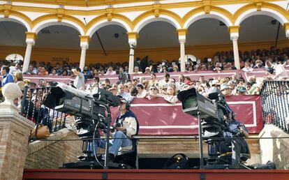 Las cámaras de televisión, en la plaza de La Maestranza.