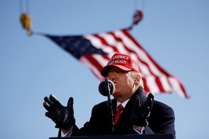 El presidente de Estados Unidos, Donald Trump, habla durante un mitin de campaña en el Aeropuerto Regional de Fayetteville en Carolina del Norte, Estados Unidos.