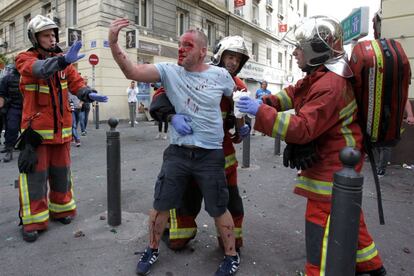 Un hincha inglés herido en los enfrentamientos contra la policía.