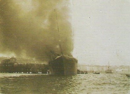 El vapor 'Cabo Machichaco' ardiendo en Santander, en 1893