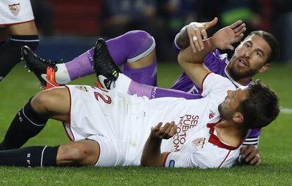 Franco Vázquez y Sergio Ramos, en el suelo durante el partido.