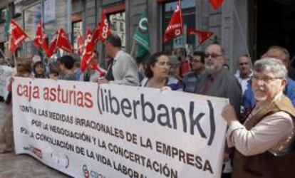 Representantes sindicales de Liberbank, concentrados ante la sede de Cajastur en Oviedo para protestar por los traslados en la nueva entidad financiera. EFE/Archivo