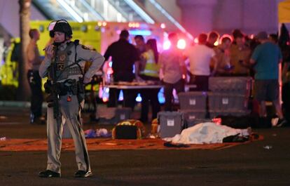 Um policial de Las Vegas controla as ruas após o tiroteio.