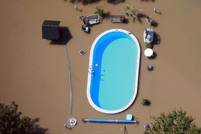 Aspecto de un jardín con piscina tras el desbordamiento del río Elba cerca de Magdeburg, Alemania, durante las inundaciones sufridas en junio de 2013.