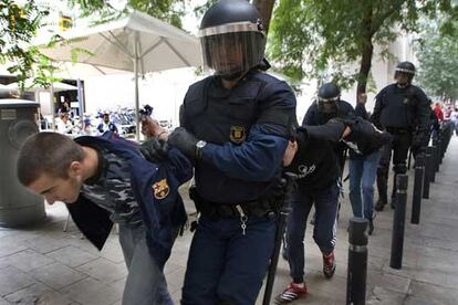 Los Mossos d&#39;Esquadra detienen a varios estudiantes que se manifestaban en la Via Layetana de Barcelona.