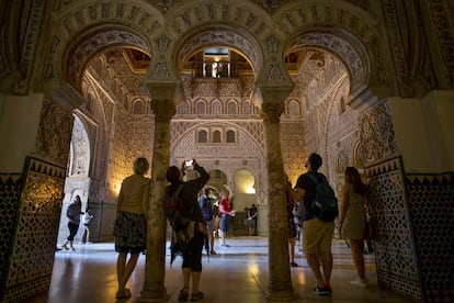 El Real Alcázar de Sevilla es un palacio fortificado compuesto por zonas construidas en diferentes etapas históricas. Aunque el palacio original se edificó en la Alta Edad Media, se conservan algunos vestigios de arte islámico y, de la etapa posterior a la conquista castellana, un espacio palaciego mudéjar y otro de estilo gótico. En la foto, el Salón de los Embajadores.