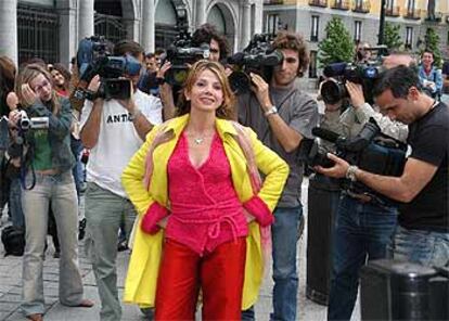 Victoria Abril atiende a la prensa durante un descanso en el rodaje de <i>Incautos,</i> ayer, en Madrid.