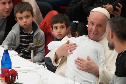 El papa Francisco abraza a una niña durante una comida celebrada con migrantes y personas sin hogar, el Día Mundial de la Iglesia Católica el 13 de noviembre de 2022.