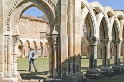 El claustro de arcos entrelazados de San Juan de Duero, en Soria.