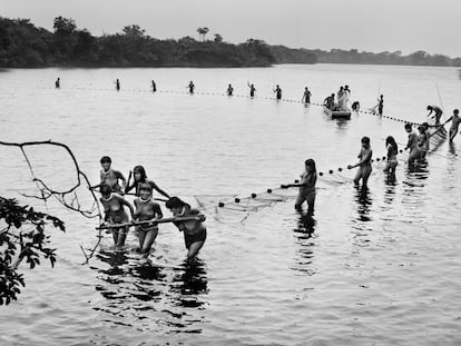 Kamayurás tiran de una red de pesca en el lago Ipavu, durante los preparativos de la ceremonia de las mujeres. Tierra indígena Xingú, Estado de Mato Grosso (Brasil), 2005.