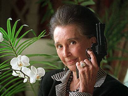 Aline Griffith, condesa viuda de Romanones, en pose de James Bond, del que dice que no es gran cosa como agente secreto.