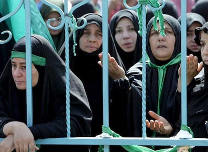 Mujeres iraquíes chiíes rezan junto a la tumba del imán Musa Kadhim en el distrito de Kadhimiyah, en una ceremonia que moviliza a miles de personas, en Bagdad.