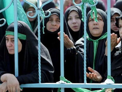 Mujeres iraquíes chiíes rezan junto a la tumba del imán Musa Kadhim en el distrito de Kadhimiyah, en una ceremonia que moviliza a miles de personas, en Bagdad.
