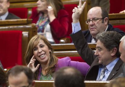 Alicia Sánchez-Camacho, presidenta del PP, y Enric Millo, portavoz del grupo parlamentario, y, detrás, el diputado Rafael Luns, en el pleno de febrero.