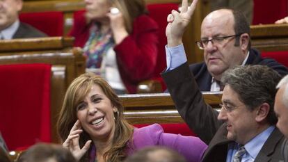Alicia Sánchez-Camacho, presidenta del PP, y Enric Millo, portavoz del grupo parlamentario, y, detrás, el diputado Rafael Luns, en el pleno de febrero.