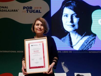 La escritora española Clara Usón posa tras recibir el Premio de Literatura Sor Juana Inés de la Cruz.