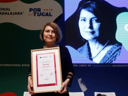 La escritora española Clara Usón posa tras recibir el Premio de Literatura Sor Juana Inés de la Cruz.