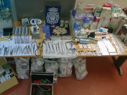 Material quirúrgico y medicamentos incautados por la policía.