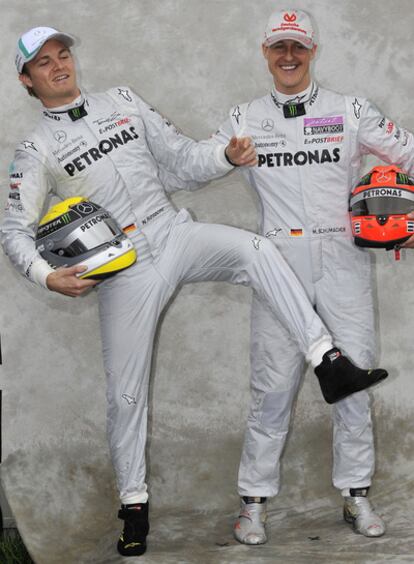 Nico Rosberg y Michael Schumacher bromean ante los fotógrafos.