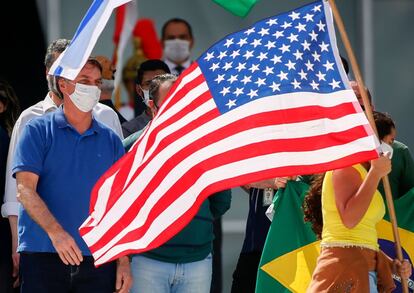 Apoiadora carrega bandeira dos Estados Unidos em evento em prol do Governo Bolsonaro.