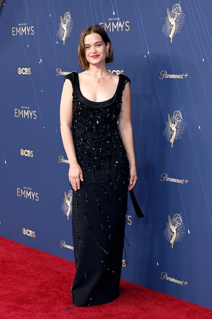 Muy elegante apareció Sarah Catherine Hook, actriz de la serie 'The white lotus', con este sencillo vestido negro de Miu Miu, que funcionaba a la perfección con las joyas de Cartier. 