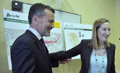 Ana Pastor, ayer en Ourense con el conselleiro de Infraestruturas, Agustín Hernández.