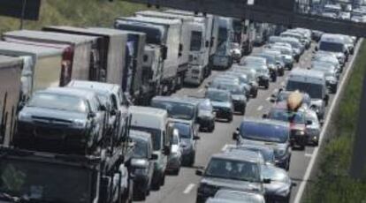 Atasco de camiones y coches en una autopista. EFE/Archivo