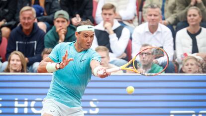 Nadal golpea la pelota durante el partido contra Borg.