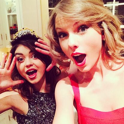 Taylor Swift comenzó el año (como no) marcándose un selfie. Acompañada por la actriz Sarah Hyland, ambas mostraban su cara más divertida en el comienzo de la que seguro fue una gran fiesta.