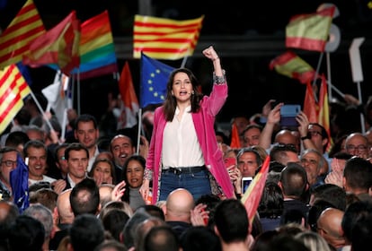 Inés Arrimadas, portavoz en el Congreso de los Diputados y canditada de Ciudadanos, interviene en el mitin de cierre de campaña en Barcelona.