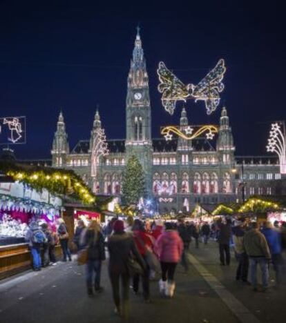 Mercado de Navidad en la plaza del ayuntamiento de Viena, Austria.
