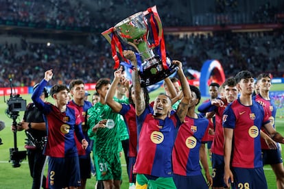 Raphinha celebra la Liga del Barcelona en Montjuïc.