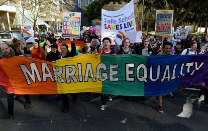 Cientos de partidarios del matrimonio homosexual marcharon por las calles del distrito central de negocios de Sydney para defender sus derechos en la marcha del orgullo gay.