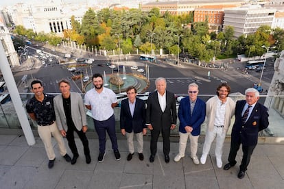 De izquierda a derecha, Rafa Cabrera; Gerard Tsobanian, director general de Madrid Trophy Promotion; Jon Rahm; José Luis Martínez-Almeida, alcalde de Madrid; Joaquín Mollinedo, director general de Relaciones Institucionales, Comunicación y Marca de Acciona; Keith Pelly, director general del circuito europeo; Tommy Fleetwood; y Gonzaga Escauriaza, presidente de la Federación Española de Golf, este martes en el Ayuntamiento de Madrid.