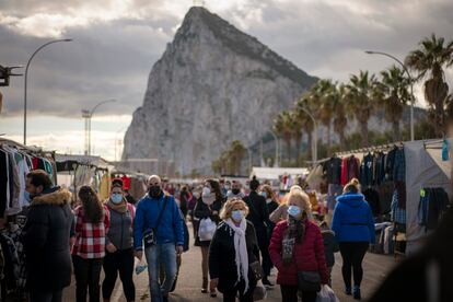 Varias personas caminaban entre los puestos del mercadillo semanal de La Línea (Cádiz), el lunes, con Gibraltar al fondo.